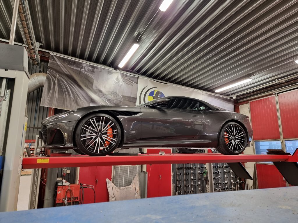 Aston Martin DBS Volante Superleggera