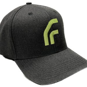 Keps med broderad symbol